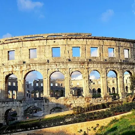 In Pula With Swimming Pool Pula