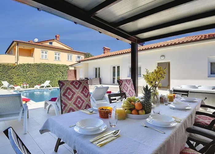 Villa In Pula With Swimming Pool *