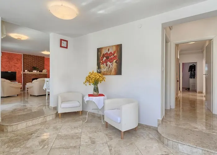 In Pula With Swimming Pool Pula