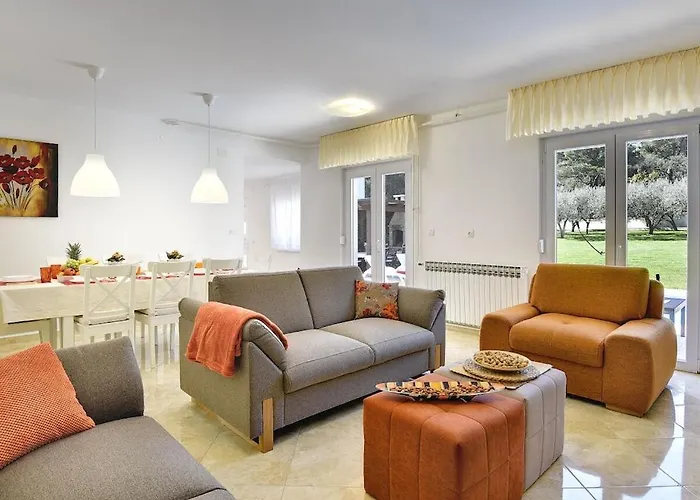 Villa In Pula With Swimming Pool *