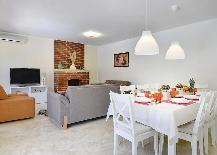 Villa In Pula With Swimming Pool *