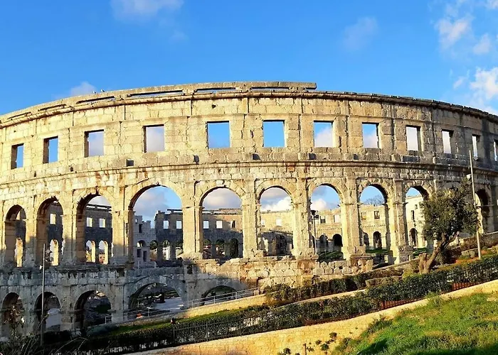 In With Swimming Pool Pula